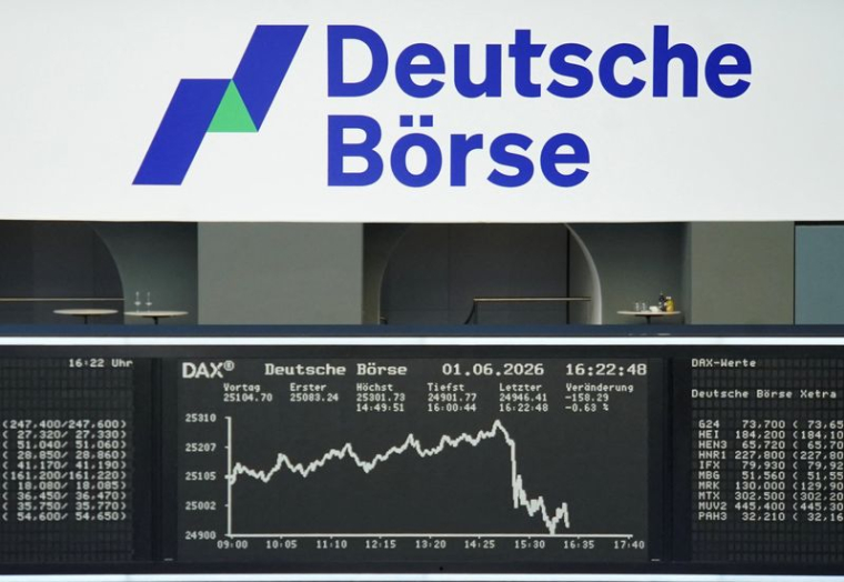 Le graphique de l'indice boursier allemand DAX est photographié à la bourse de Francfort
