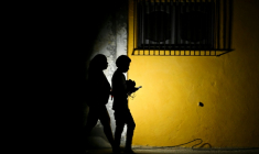 Une femme tient une lampe de poche en marchant avec un homme dans une rue pendant une panne de courant à La Havane, le 16 mars 2026 ( AFP / Yamil LAGE )