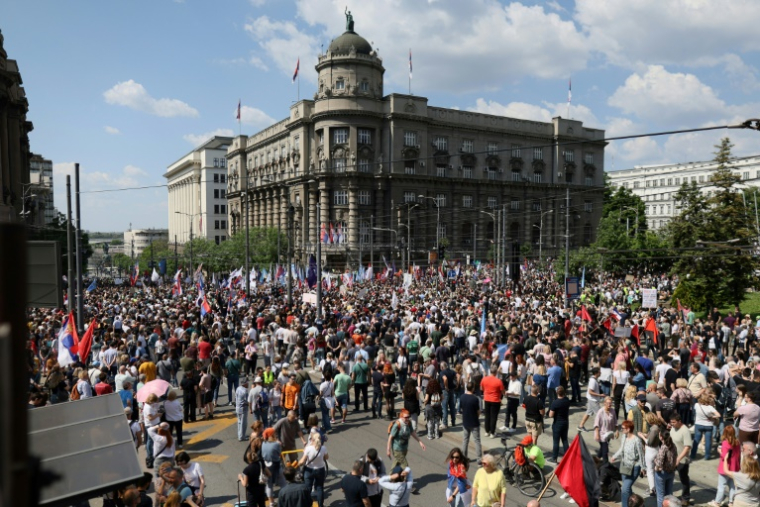 Des manifestants et des membres de syndicats agitent des drapeaux nationaux et syndicaux devant le gouvernement lors d'un rassemblement à Belgrade, le 1er mai 2025 ( AFP / OLIVER BUNIC )