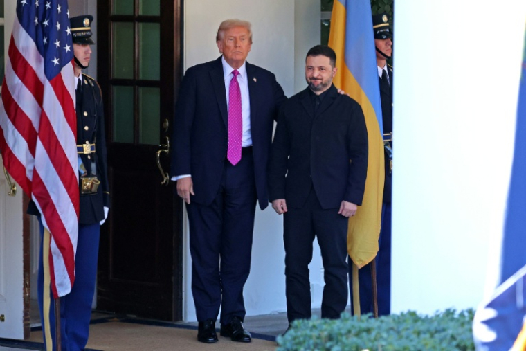 Le président américain Donald Trump accueille son homologue ukrainien Volodymyr Zelensky à la Maison Blanche, le 17 octobre 2025 à Washington ( AFP / TOM BRENNER )