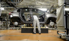 Une ligne d'assemblage de Peugeot 2008 (illustration) ( AFP / SEBASTIEN BOZON )