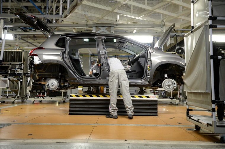 Une ligne d'assemblage de Peugeot 2008 (illustration) ( AFP / SEBASTIEN BOZON )