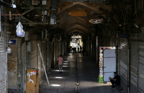 Magasins fermés dans le Grand Bazar de Téhéran, le 16 juin 2025 ( AFP / ATTA KENARE )