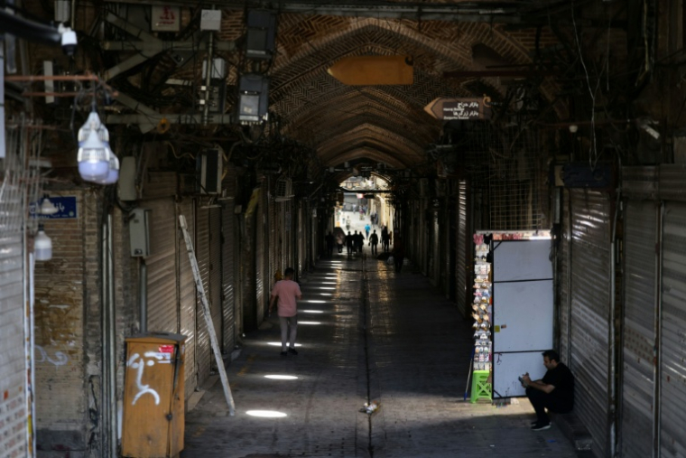 Magasins fermés dans le Grand Bazar de Téhéran, le 16 juin 2025 ( AFP / ATTA KENARE )
