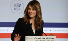 La porte-parole du gouvernement, Maud Bregeon, en conférence de presse, le 25 février 2026 à Paris ( AFP / Ludovic MARIN )