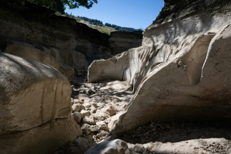 Le lit asséché de la rivière Doubs à Ville-du-Pont, le 9 juillet 2026 dans le Doubs ( AFP / SEBASTIEN BOZON )