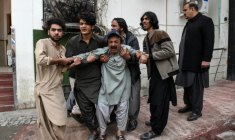 Des membres d'une famille en deuil après avoir perdu un proche dans des attaques meurtrières imputées à des séparatistes, le 31 janvier 2026 à Quetta, dans la province pakistanaise du Baloutchistan  ( AFP / Adnan AHMED )