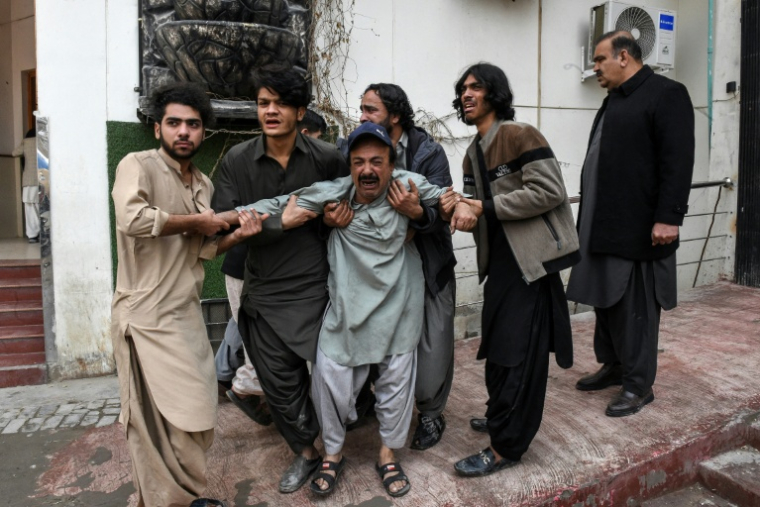 Des membres d'une famille en deuil après avoir perdu un proche dans des attaques meurtrières imputées à des séparatistes, le 31 janvier 2026 à Quetta, dans la province pakistanaise du Baloutchistan  ( AFP / Adnan AHMED )