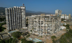 Un immeuble résidentiel partiellement effondré à Catia La Mar, dans l'Etat de La Guaira, au Venezuela, le 27 juin 2026 ( AFP / Federico PARRA )