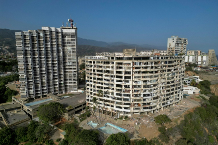 Un immeuble résidentiel partiellement effondré à Catia La Mar, dans l'Etat de La Guaira, au Venezuela, le 27 juin 2026 ( AFP / Federico PARRA )