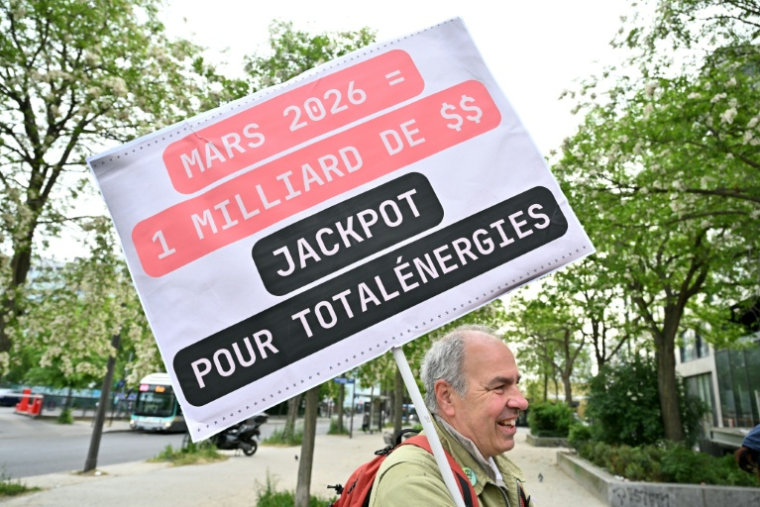 Manifestation à l'appel d'organisations écologistes à l'occasion de la publication des résultats de TotalEnergies, le 29 avril 2026 à Paris ( AFP / Martin LELIEVRE )