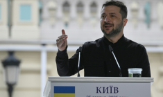Le président ukrainien Volodymyr Zelensky lors d'une conférence de presse à Kiev le 25 août 2025. ( AFP / Genya SAVILOV )