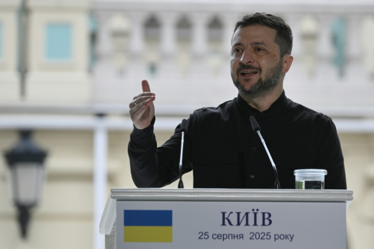 Le président ukrainien Volodymyr Zelensky lors d'une conférence de presse à Kiev, le 25 août 2025 ( AFP / Genya SAVILOV )