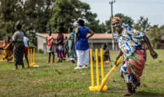 Une femme âgée joue au cricket dans le district de Jinja, le 10 janvier 2026, dans l'est de l'Ouganda ( AFP / Luis TATO )