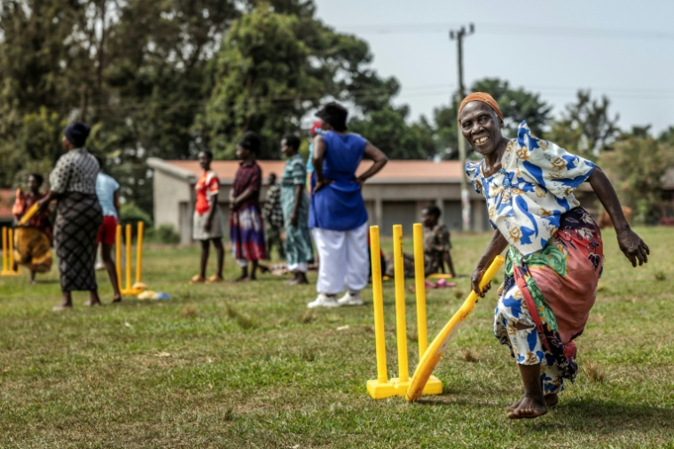 Une femme âgée joue au cricket dans le district de Jinja, le 10 janvier 2026, dans l'est de l'Ouganda ( AFP / Luis TATO )