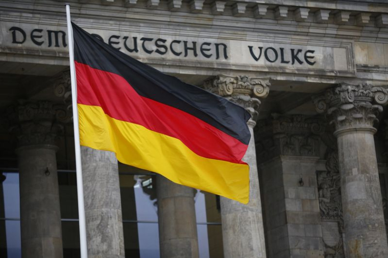 Photo du drapeau allemand à l'extérieur du parlement allemand Bundestag