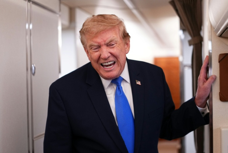 Le président américain Donald Trump à bord d'Air Force One le 2 août 2026 ( AFP / Aaron Schwartz )