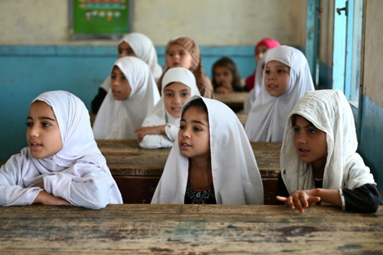 Des écolières assistent à une classe dans une école primaire à Kandahar, en Afghanistan, le 7 septembre 2026 ( AFP / Sanaullah SEIAM )