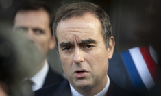 Le Premier ministre français, Sébastien Lecornu, s’adresse aux journalistes après sa visite au commissariat de L’Haÿ-les-Roses, situé dans la banlieue sud de Paris, le 11 octobre 2025. (Photo de Serge Tenani / Hans Lucas / Hans Lucas via AFP)
