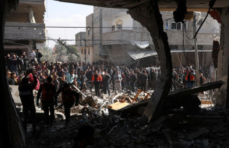 Des Palestiniens se rassemblent sur le site d'une frappe israélienne à Rafah, dans le sud de Gaza