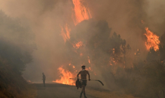 Incendie près du village de Larouco, dans le nord-ouest de l'Espagne, le 13 août 2025 ( AFP / MIGUEL RIOPA )