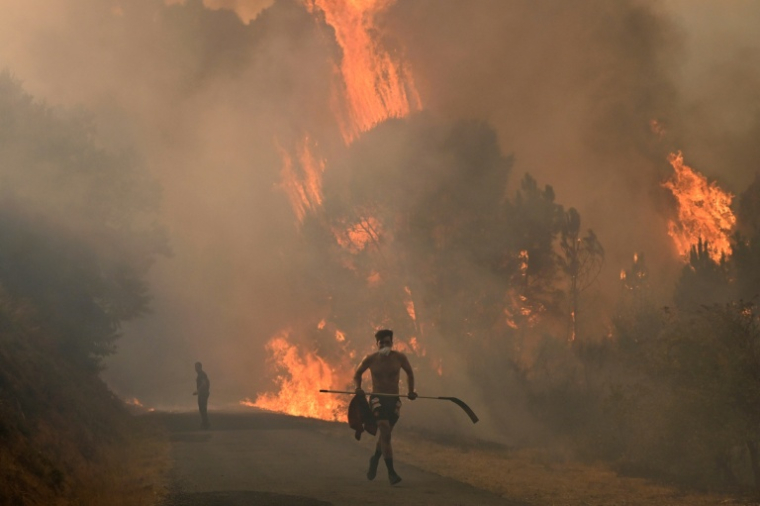 Incendie près du village de Larouco, dans le nord-ouest de l'Espagne, le 13 août 2025 ( AFP / MIGUEL RIOPA )