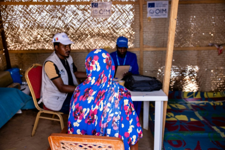 AUne Tchadienne ayant fui le Soudan s'enregistre auprès de l'Organisation internationale pour les migrations (OIM) au poste-frontière d'Adré, le 8 juin 2026 au Tchad ( AFP / Joris Bolomey )