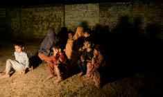 Une famille attend dans la rue après avoir évacué son domicile pendant un bombardement indien à Muridke, au Pendjab pakistanais, le 7 mai 2025 ( AFP / Murtaz Ali                           )
