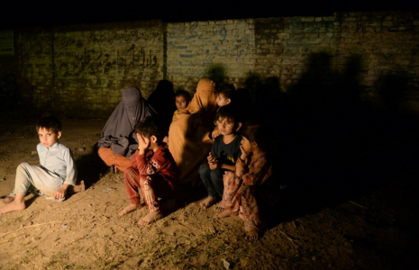 Une famille attend dans la rue après avoir évacué son domicile pendant un bombardement indien à Muridke, au Pendjab pakistanais, le 7 mai 2025 ( AFP / Murtaz Ali                           )