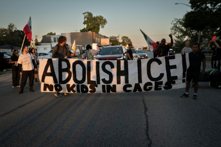 Une bannière sur laquelle il y est écrit "abolissez ICE" lors d'une manifestation contre la police de l'immigration suite à la mort de Silverio Villegas Gonzalez à Franklin Park, dans l'Illinois le 15 septembre 2025 ( GETTY IMAGES NORTH AMERICA / SCOTT OLSON )