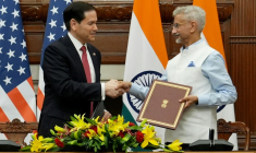 Le secrétaire d'État américain Marco Rubio (g) et le ministre indien des Affaires étrangères Subrahmanyam Jaishankar se serrent la main après la signature d'un protocole d'accord à New Delhi, le 26 mai 2026 ( POOL / Julia Demaree Nikhinson )