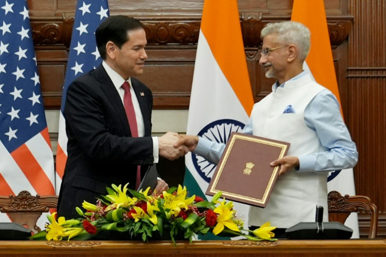 Le secrétaire d'État américain Marco Rubio (g) et le ministre indien des Affaires étrangères Subrahmanyam Jaishankar se serrent la main après la signature d'un protocole d'accord à New Delhi, le 26 mai 2026 ( POOL / Julia Demaree Nikhinson )