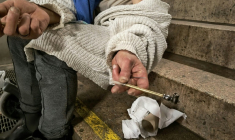 Une consommatrice de crack dans le quartier près de la gare à Francfort-sur-le-Main, en Allemagne, le 28 avril 2025 ( AFP / Louis VAN BOXEL-WOOLF )
