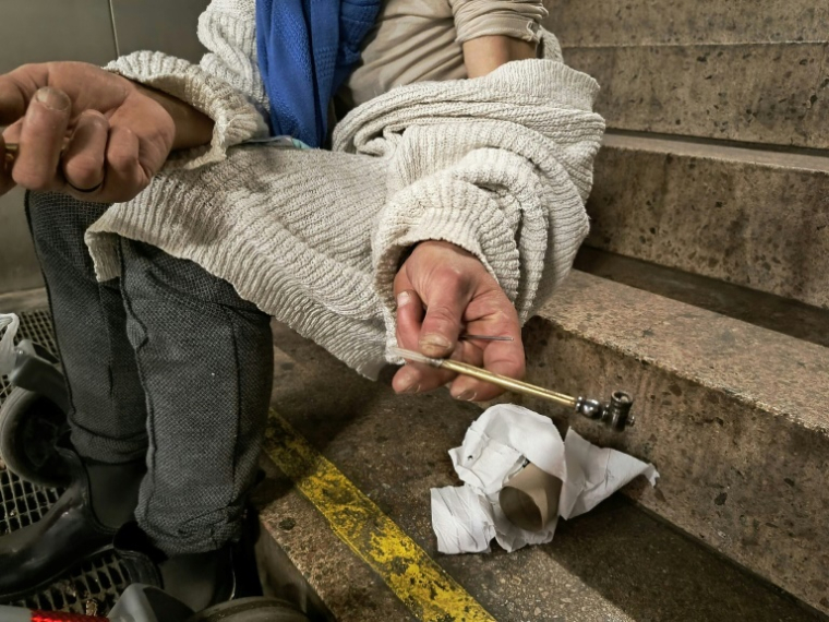 Une consommatrice de crack dans le quartier près de la gare à Francfort-sur-le-Main, en Allemagne, le 28 avril 2025 ( AFP / Louis VAN BOXEL-WOOLF )