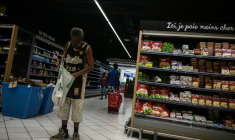 Dans un supermarché le 14 octobre 2024 à Fort-de-France, en Martinique alors secouée par des manifestations contre la vie chère ( AFP / PHILIPPE LOPEZ )