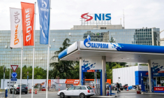 Arrivée d'une voiture dans une station-service Gazprom opérée par  Petroleum Industry of Serbia (NIS) à Belgrade le 9 octobre 2025. ( AFP / Andrej ISAKOVIC )