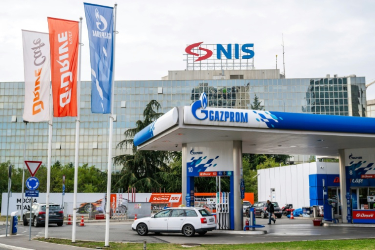 Arrivée d'une voiture dans une station-service Gazprom opérée par  Petroleum Industry of Serbia (NIS) à Belgrade le 9 octobre 2025. ( AFP / Andrej ISAKOVIC )
