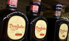 Des bouteilles de tequila Don Julio, une marque de Diageo, dans un magasin à Manhattan, New York