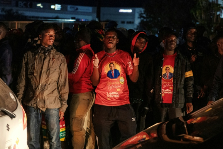 Des partisans du président élu Hakainde Hichilema célèbrent sa victoire après l'annonce de la Commission électorale de Zambie, le 18 août 2026 à Lusaka ( AFP / GIANLUIGI GUERCIA )