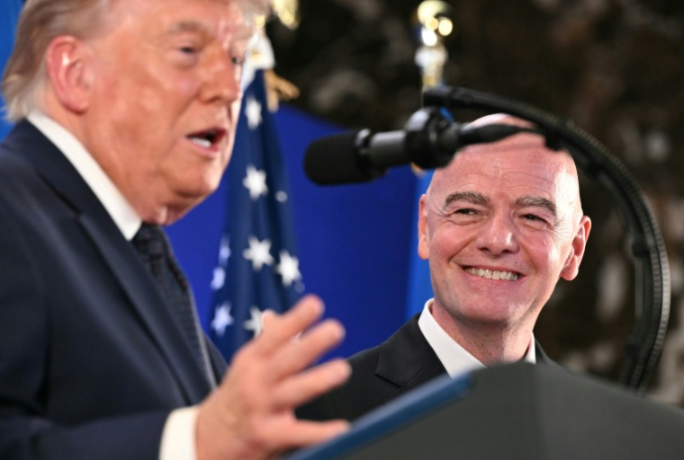 Le président de la FIFA, Gianni Infantino (à droite), souriant au président américain, Donald Trump, lors d'une conférence de presse à la Tour Trump, à New York, le 17 juillet 2026 ( AFP / Mandel NGAN )