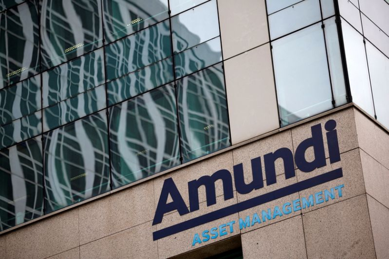 Un logo d'Amundi est visible à l'extérieur du siège de l'entreprise à Paris