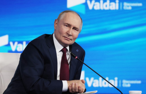 Vladimir Poutine à Sotchi, en Russie, le 2 octobre 2025. ( POOL / MIKHAIL METZEL )