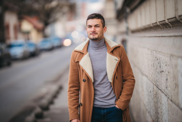 Comment profiter de sa liberté financière tout en préparant l’avenir? Mathis choisit de se constituer une épargne forcée régulière pour voir ses projets d’achat immobilier aboutir.