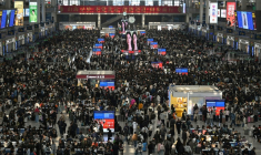 Des passagers s'apprêtent à prendre le train à Shanghai le 30 avril 2026 ( AFP / JADE GAO )