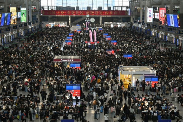 Des passagers s'apprêtent à prendre le train à Shanghai le 30 avril 2026 ( AFP / JADE GAO )