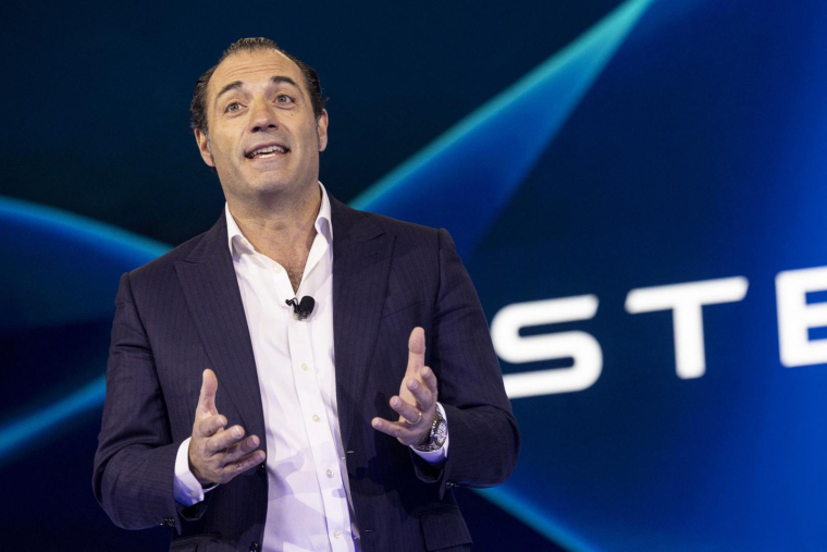 Antonio Filosa, directeur général de Stellantis, à Los Angeles le 21 novembre 2024. ( AFP / ETIENNE LAURENT )