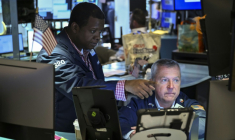 Des opérateurs à la Bourse de New York le 2 juin 2025. ( AFP / ANGELA WEISS )
