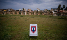Un panneau de l'Unesco sur le site de l'hippodrome romain à Tyr, dans le sud du Liban, le 23 mars 2026 ( AFP / Dimitar DILKOFF )