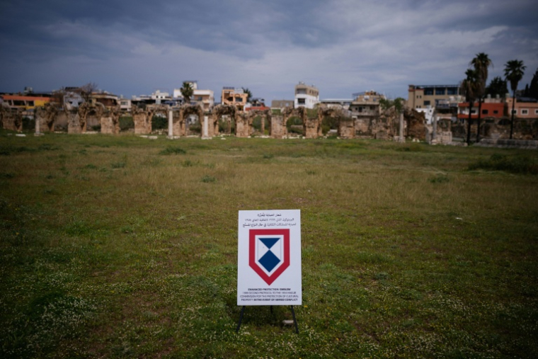 Un panneau de l'Unesco sur le site de l'hippodrome romain à Tyr, dans le sud du Liban, le 23 mars 2026 ( AFP / Dimitar DILKOFF )