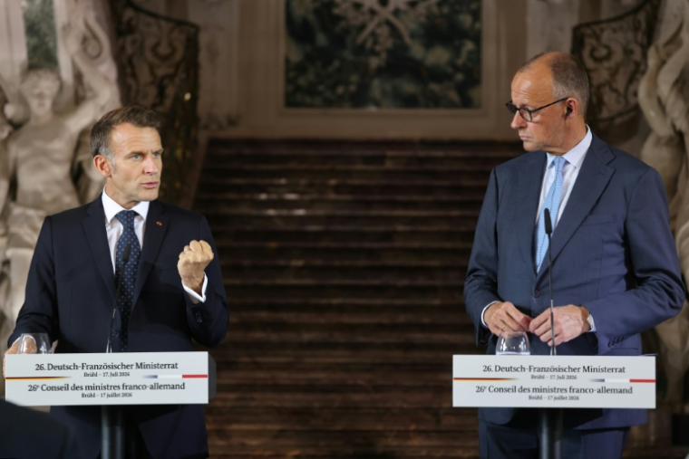 Le président français Emmanuel Macron (g) lors d’une conférence de presse conjointe avec le chancelier allemand Friedrich Merz (d) au château d’Augustusburg, à l’occasion du 26e conseil des ministres franco-allemand à Brühl, dans l’ouest de l’Allemagne, le 17 juillet 2026 ( AFP / Ludovic MARIN )